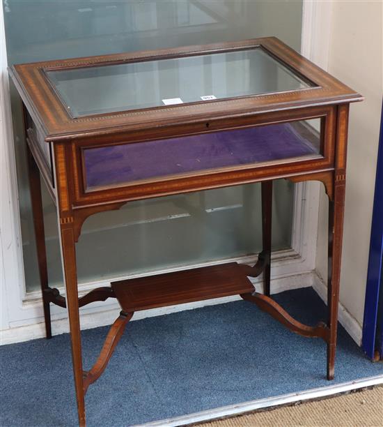 An Edwardian inlaid mahogany display table, W.2ft 8in. D.1ft 8in. H.2ft 7in.